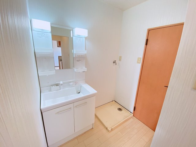 ゴールドハイツＣ棟の洗面所|別部屋同間取りのお写真となります。参考にご覧くださいませ。別部屋反転間取のお写真になります。参考にご覧くださいませ。