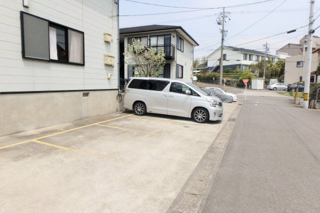 ゴールドハイツＣ棟の駐車場|別部屋同間取りのお写真となります。参考にご覧くださいませ。別部屋反転間取のお写真になります。参考にご覧くださいませ。