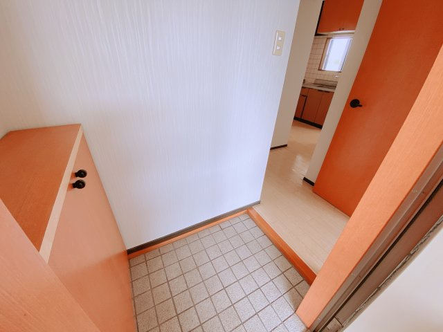 ゴールドハイツＣ棟の玄関|別部屋同間取りのお写真となります。参考にご覧くださいませ。別部屋反転間取のお写真になります。参考にご覧くださいませ。