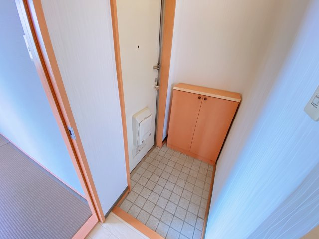ゴールドハイツＣ棟の玄関|別部屋同間取りのお写真となります。参考にご覧くださいませ。別部屋反転間取のお写真になります。参考にご覧くださいませ。
