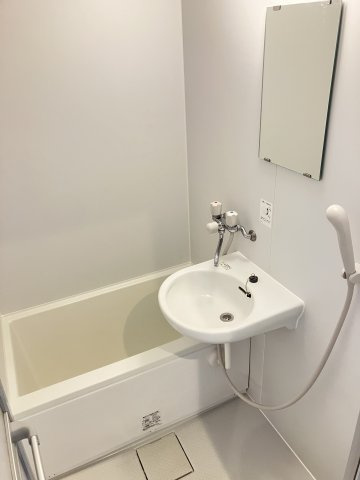 セレーノ井土ヶ谷の洗面所|退去前につき別のお部屋の写真です。