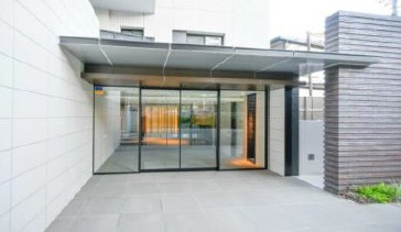 オープンレジデンシア横浜のエントランス|建物の内部です