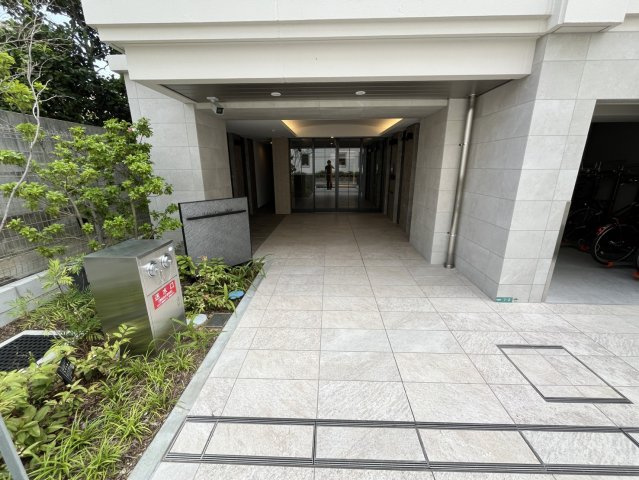 ライブカーサニシノミヤのエントランス