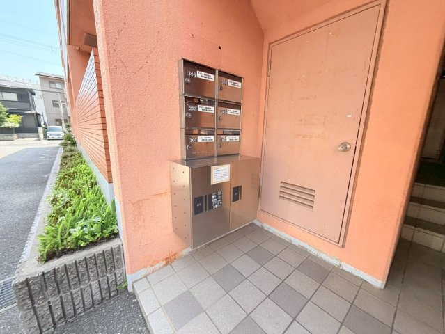 ハイツ室川1のエントランス