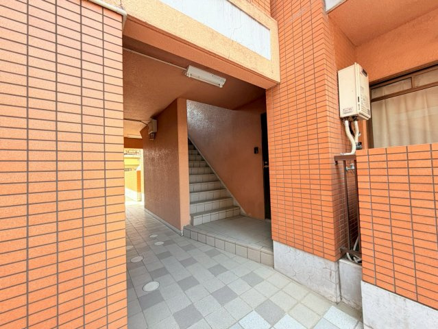 ハイツ室川1のエントランス