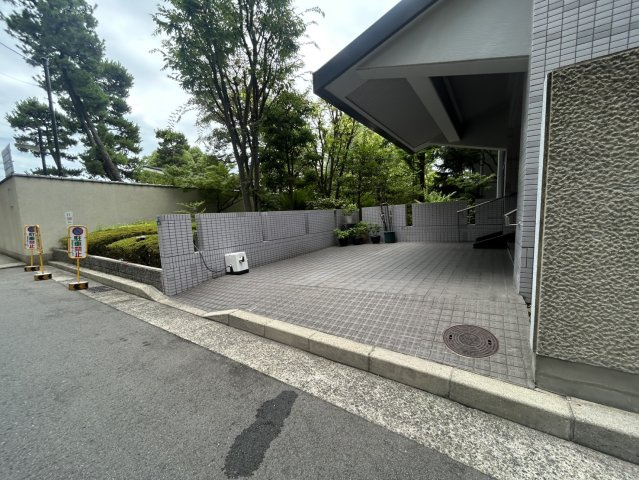 白鷹松下町マンションのエントランス