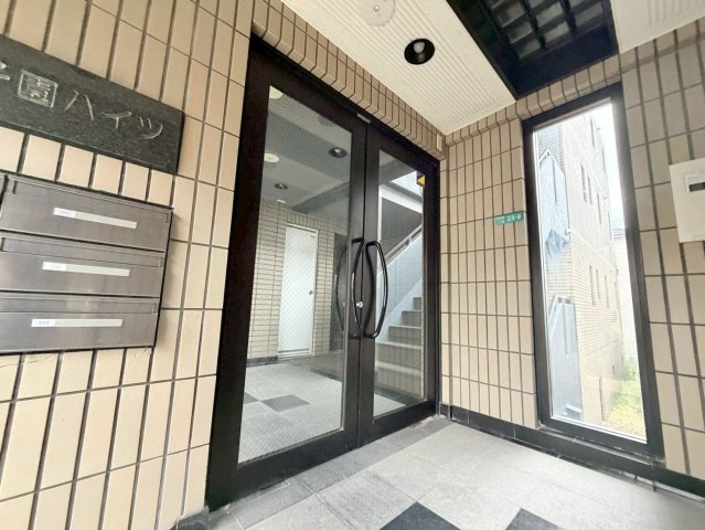 南甲子園ハイツのエントランス