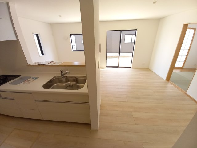 【若葉台第8　全1棟／】　◆庭付き◆収納スペース豊富◆のキッチン|同施工◆キッチンの写真です◆
対面式キッチンですので、お食事の準備をしながらご家族との会話を楽しめます☆

