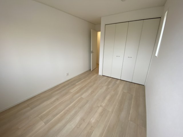【若葉台第8　全1棟／】　◆庭付き◆収納スペース豊富◆の洋室|同施工■□■居室の写真です■□■　
寝室にも、子供部屋にも、趣味のお部屋にもお使いいただけます♪