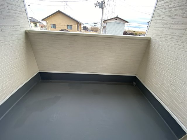 【若葉台第8　全1棟／】　◆庭付き◆収納スペース豊富◆のバルコニー|同施工■□■バルコニーの写真です■□■　お布団など大きいものも、充分に干せる広さがございます。