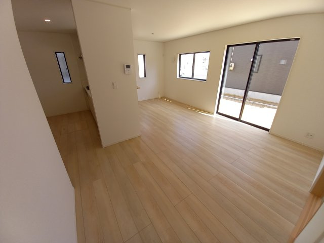 【若葉台第8　全1棟／】　◆庭付き◆収納スペース豊富◆の居間・リビング|同施工◆リビングの写真です◆大きな窓のあるリビングは、陽光あふれる明るく居心地も良く、ご家族皆がゆったり寛げる憩いの空間となりそうです。
