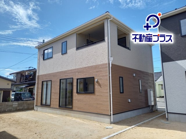 【若葉台第8　全1棟／】　◆庭付き◆収納スペース豊富◆の外観|同施工◆カースペースの写真です◆
陽当りの良い駐車場は週末の洗車も快適です♪お車の他にも、自転車をとめられそうなスペースもございます。
