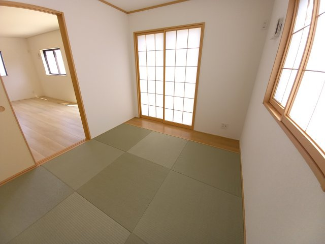 【若葉台第8　全1棟／】　◆庭付き◆収納スペース豊富◆の和室|同施工◆和室の写真です◆　お泊りに来た親戚や来客時、ちょっと横になりたい時にあると便利です♪　和の雰囲気が心を落ち着かせてくれますね♪