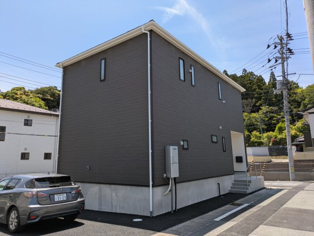 【若葉台第8　全1棟／】　◆庭付き◆収納スペース豊富◆の前面道路含む現地写真|同施工　外壁仕上げ材は窯業系サイディング。裏面に付着した汚れが、雨水によって流れ落ちやすい「防汚機能付きサイディング」を採用。外壁の美しさが長持ちします♪