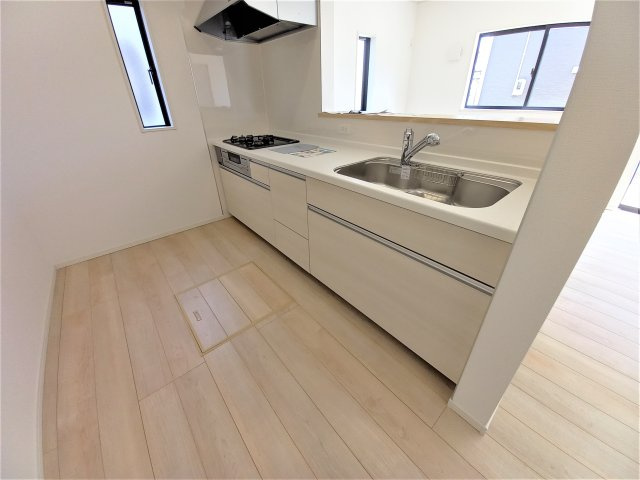 【若葉台第8　全1棟／】　◆庭付き◆収納スペース豊富◆のキッチン|同施工■□■キッチンの写真です■□■　対面式キッチンは、リビングの様子を見ながらお料理出来るので、小さなお子様がいらっしゃる方は、安心してお料理出来ますね。