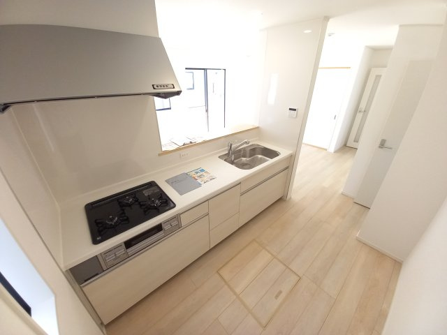 【若葉台第8　全1棟／】　◆庭付き◆収納スペース豊富◆のキッチン|同施工■□■キッチンの写真です■□■　システムキッチンは見た目スッキリなのに収納力たっぷりです♪