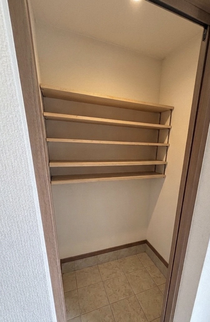 葛飾区西水元2丁目中古住宅の玄関|【玄関】玄関には大型のシューズインクローゼットを設置しておりますのでいつでもスッキリりとした空間を保てます。玄関周りを清潔に使うのはとても大事なことですよね。