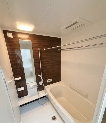 葛飾区西水元2丁目中古住宅の浴室|【バスルーム】暖房換気乾燥機付きシステムバスルーム。暖房・冷風・換気・乾燥など、毎日を快適に過ごせるうれしい機能が揃っています。雨の日の洗濯物も安心です。