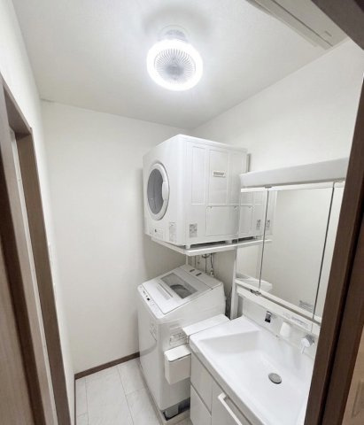 葛飾区西水元2丁目中古住宅の独立洗面台|【洗面化粧台】洗面化粧台には三面鏡を採用。身だしなみを整えやすい事はもちろんですが、鏡の後ろに収納スペースを設ける事により、散らかりやすい洗面スペースをすっきりさせる事が出来るのも嬉しいですね