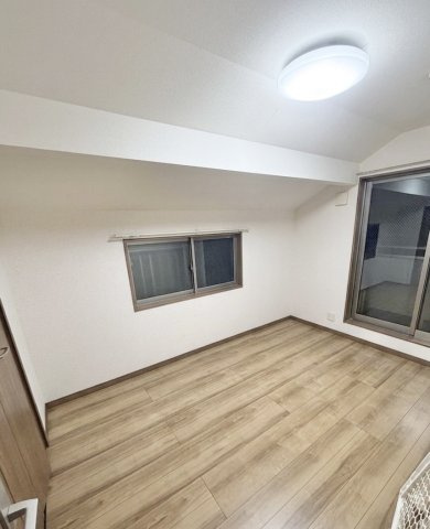葛飾区西水元2丁目中古住宅の洋室|【洋室】快適に過ごす条件は、一人ひとり違います。だからこそ飾り過ぎないシンプルな内装と偏り過ぎないデザインで統一しております。居住していく中でオーナー様だけの【マイホーム】に創り上げて下さい