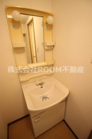 アメニティー平江の独立洗面台|朝の支度にも助かる、独立の洗髪洗面化粧台