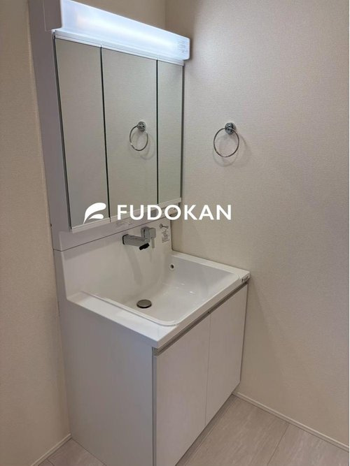 天童市東本町1期【新築建売】の内観：施工例|三面鏡の洗面台は、スタイリッシュなだけでなく収納力もあります。