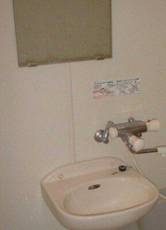 フェニックス三軒茶屋　駅近　外国籍相談　バイク置き場の洗面所