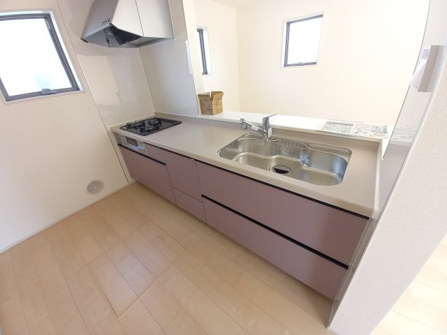 【いわき市平城東１丁目／14号棟】　デザイナーズ新築建売住宅☆マルトまで徒歩7分のキッチン|同施工◆キッチンの写真です◆
料理好きな人必見♪キッチンスペース広々！
対面式キッチンですので、お食事の準備をしながらご家族との会話を楽しめます☆
