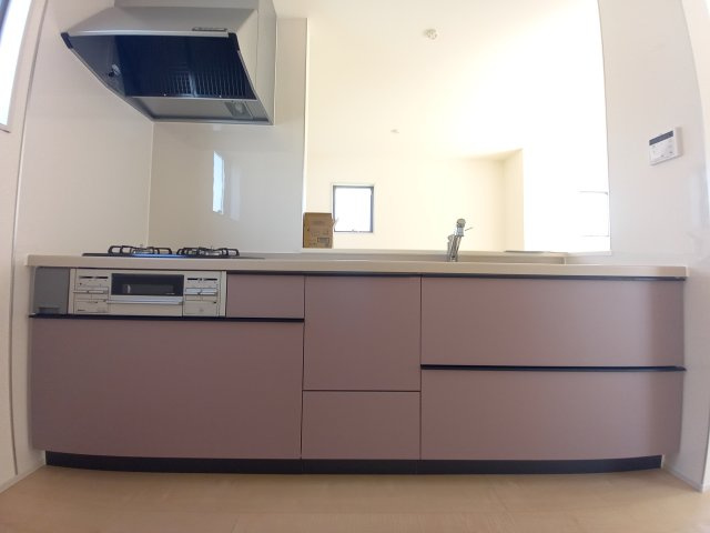 【いわき市平城東１丁目／14号棟】　デザイナーズ新築建売住宅☆マルトまで徒歩7分のキッチン|同施工◆キッチンの写真です◆　とにかくものが多くなりがちなキッチン空間。システムキッチンは見た目スッキリなのに収納力たっぷりです♪さらに床下収納もあります。

