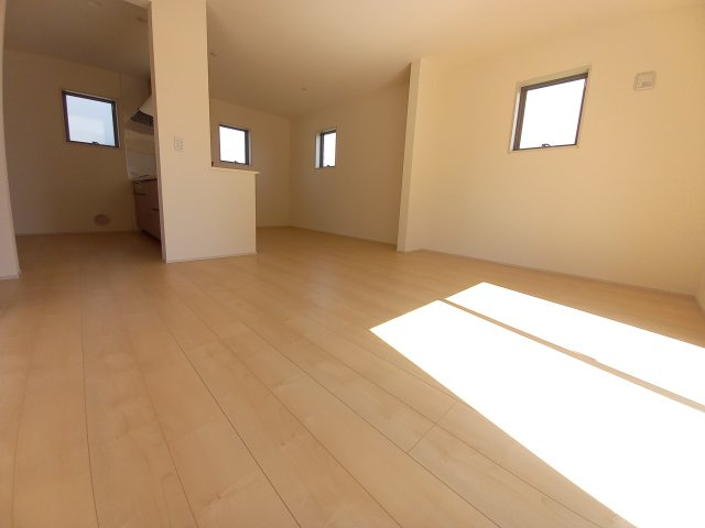 【いわき市平城東１丁目／14号棟】　デザイナーズ新築建売住宅☆マルトまで徒歩7分の居間・リビング|同施工◆リビングの写真です◆大きな窓のあるリビングは、陽光あふれる明るく居心地も良くご家族皆がゆったり寛げる憩いの空間となりそうです
