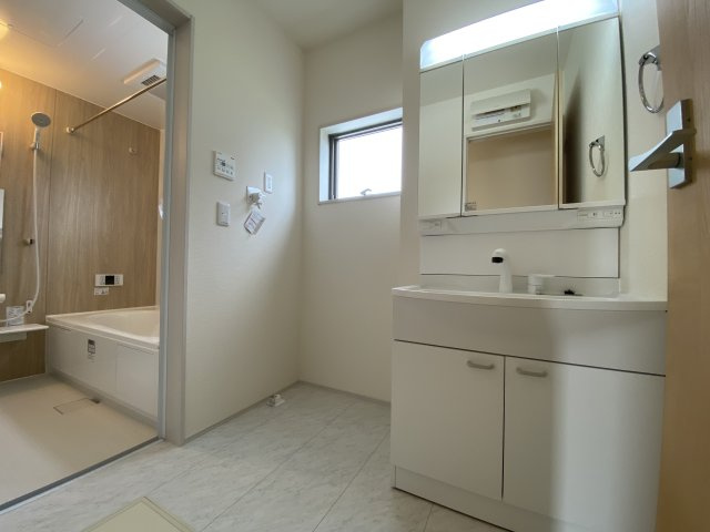 【いわき市平城東１丁目／14号棟】　デザイナーズ新築建売住宅☆マルトまで徒歩7分の独立洗面台|同施工◆洗面所の写真です◆清潔感のある、使い勝手の良い洗面台は、朝が気持ちよく迎えられそうです。