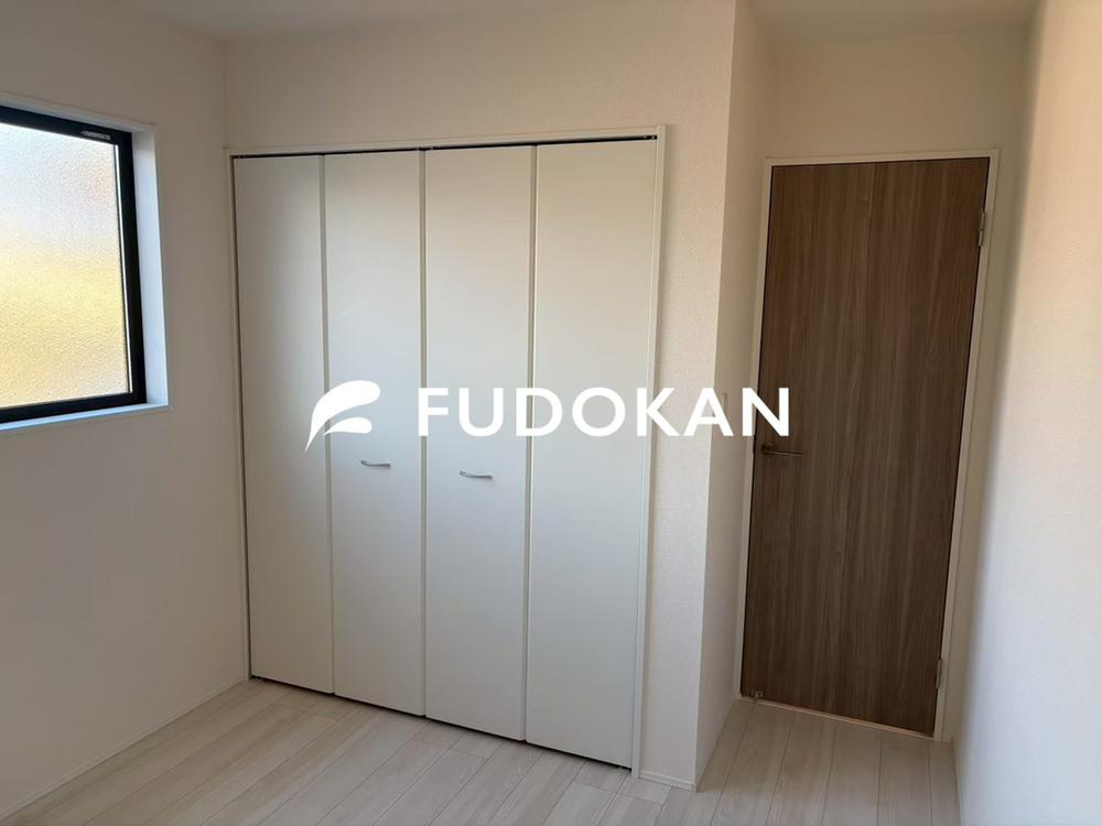 天童市東本町1期【新築建売】の内観：施工例|洋室もそれぞれ収納スペースが完備されております。