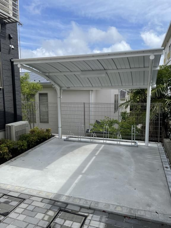 WHITE BASE YOKODAIの駐車場