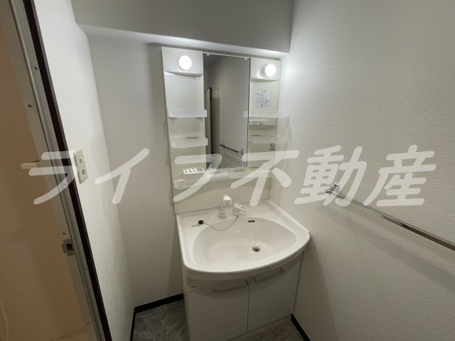 ツカサロイヤルハイツ瓢箪山の独立洗面台|独立洗面化粧台が付いています