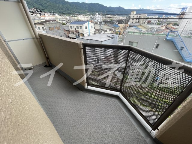 ツカサロイヤルハイツ瓢箪山のバルコニー|開放的で明るい空間を演出してくれるバルコニーです