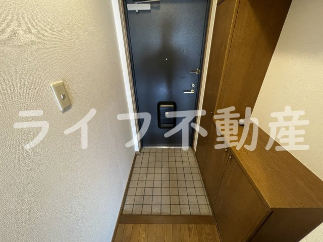 フィールドパークⅠ番館の玄関|明るい玄関です