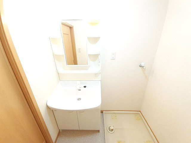 サンライズヴィラひたち野Ｂの洗面所|コンパクトで使いやすい洗面所
