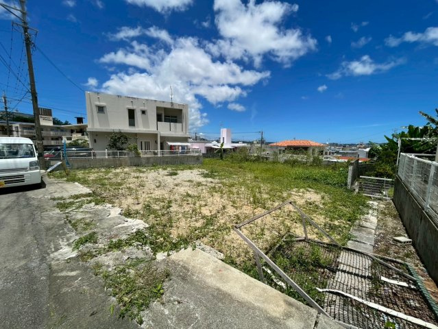 ☆【売地】沖縄市高原４丁目－１区画の前面道路含む現地写真