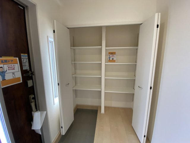 【いわき市平城東１丁目／15号棟】　■マルトまで徒歩7分と買い物利便良好♪の収納|同施工　ゆったりとした玄関です