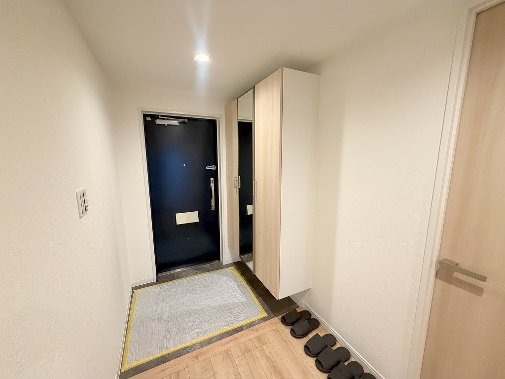 ライフペリエ三郷の玄関|姿見付きのシューズボックスです
