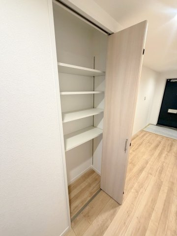 ライフペリエ三郷の収納|廊下の収納です