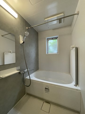 エメラルドマンション仁保新町の浴室|換気にうれしい窓付きの浴室は、梅雨時期の衣類乾燥にも活躍する換気乾燥暖房機能付きです。
