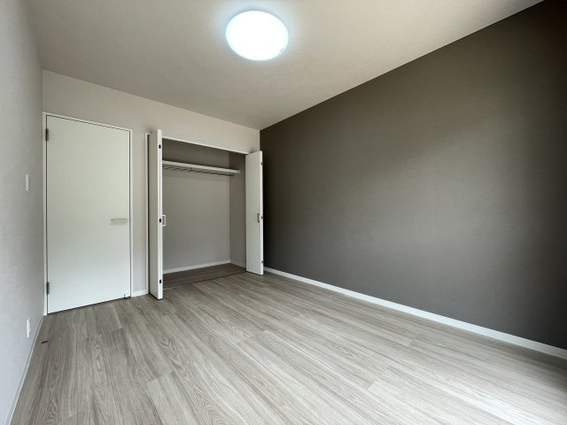 エメラルドマンション仁保新町の洋室|東側洋室約6帖。どのお部屋も新しい空気を纏った全室リフォーム物件で新生活を気持ちよくスタートできます