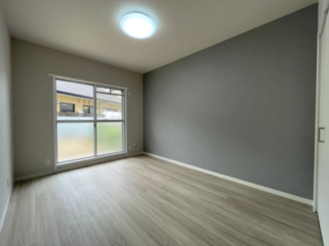 エメラルドマンション仁保新町の洋室|南向きの西側の洋室約6帖です。下半分がすりガラスの掃き出し窓が採用されプライバシーも保護しています。