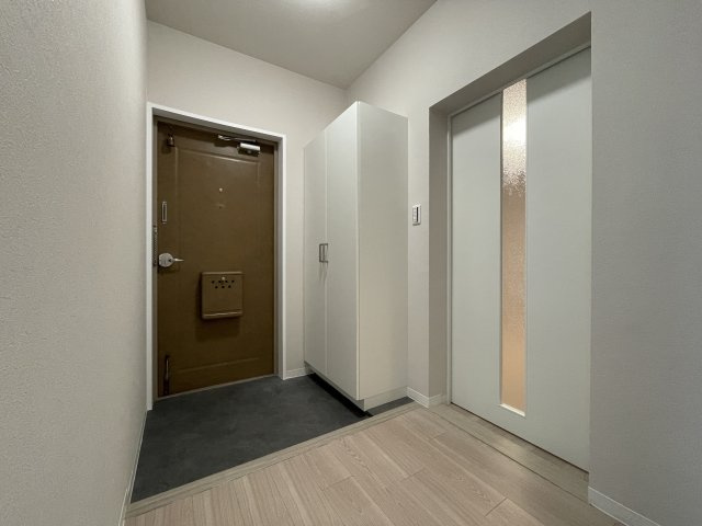 エメラルドマンション仁保新町の玄関|トールタイプの下足入れも新規設置。ホワイトカラー明るい玄関になっています。