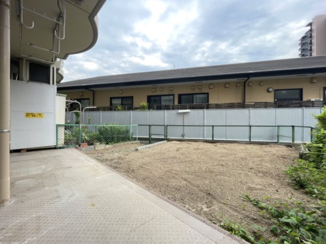 エメラルドマンション仁保新町の庭|家庭菜園・DIY作業スペースなど、マルチに活躍する専用庭があります。ペットもうれしい環境です。