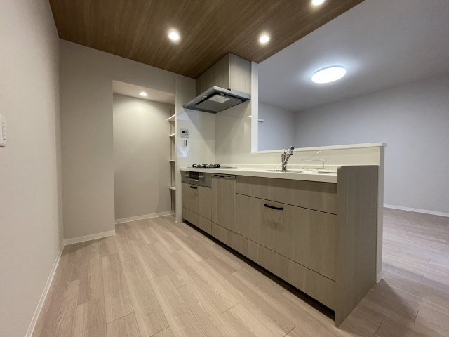 エメラルドマンション仁保新町のキッチン|視覚的なメリハリを生み出し落ち着いた空間へと演出する床と違うカラーの木目天井。お洒落な住空間です。