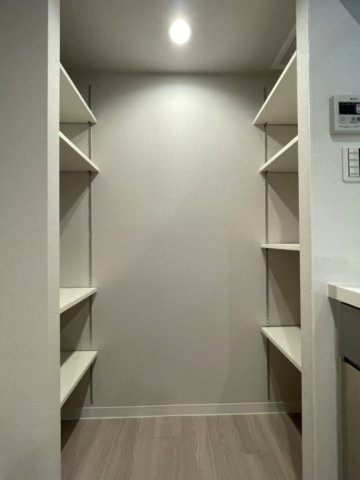 エメラルドマンション仁保新町の収納|使用頻度の少ない調理家電やストック品がしまえて、キッチン周りのスッキリ見えが叶うパントリーがあります