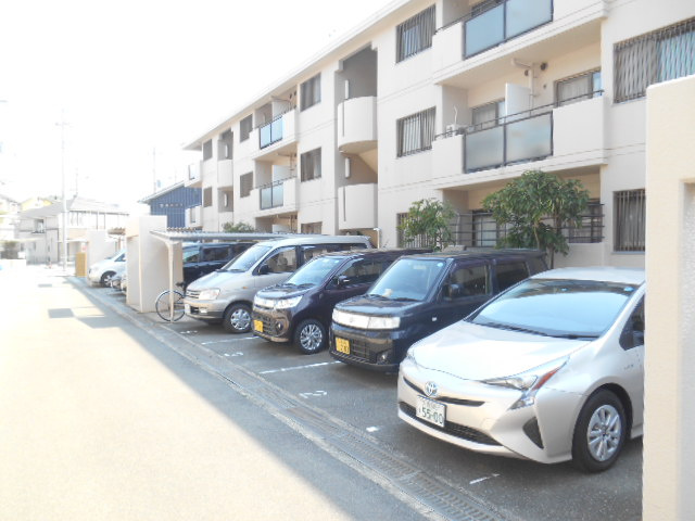 ロイヤルハイツ上野西の駐車場