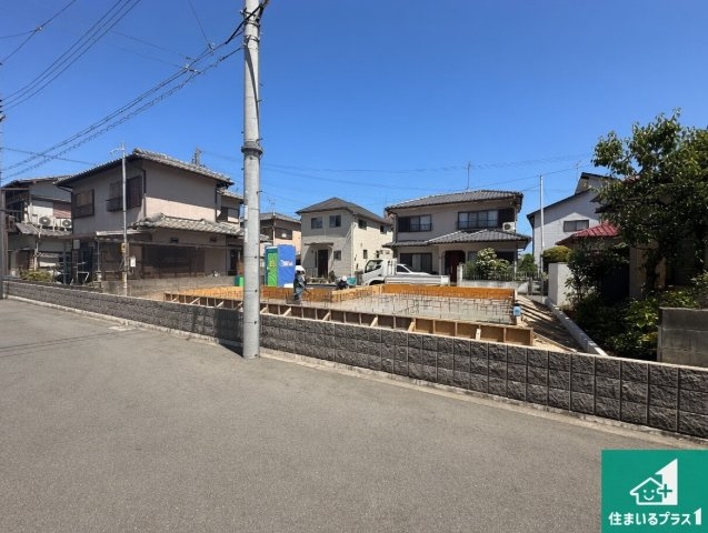 加古川市加古川町粟津　第24期　新築一戸建ての前面道路含む現地写真|周辺は落ち着いた街並みの住宅地！子育てがしやすい住環境です！まだ未完成ですが、現地でしかわからない事もございます。是非一度ご覧ください。